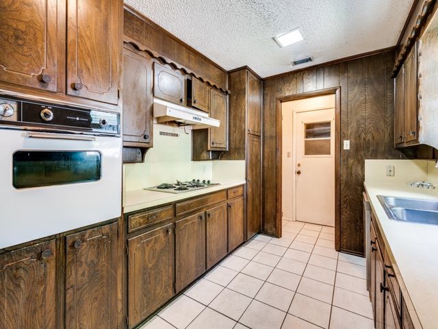 809 S Ridgeway Drive, Cleburne, TX 76033
