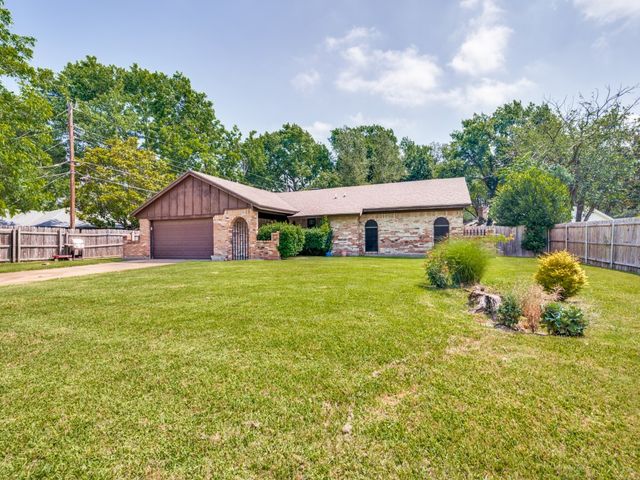 809 S Ridgeway Drive, Cleburne, TX 76033