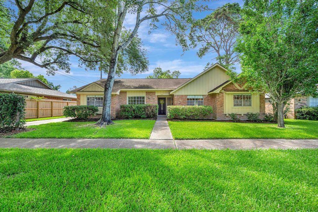 2113 Willow Dell Drive, Seabrook, TX 77586