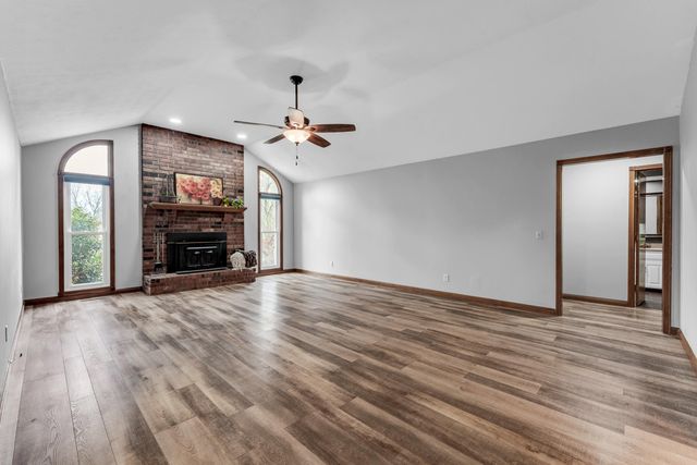 1475 E Burntwood Street, Springfield, MO 65803