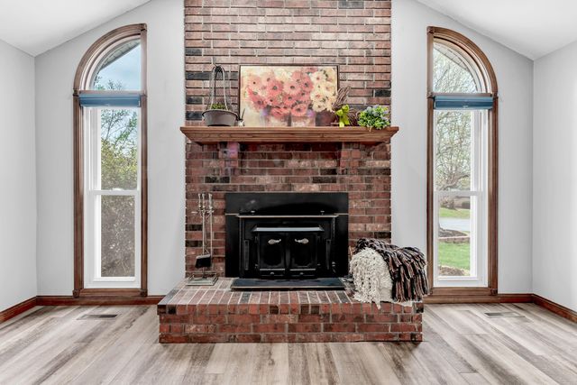 1475 E Burntwood Street, Springfield, MO 65803