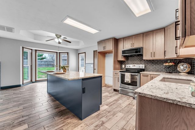 1475 E Burntwood Street, Springfield, MO 65803