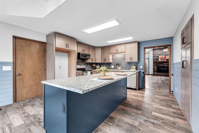 1475 E Burntwood Street, Springfield, MO 65803