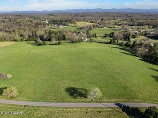 1 Dunsmore Rd, Lenoir City, TN 37771