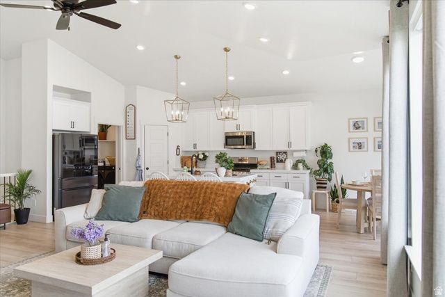 1573 E LYNX LN, Eagle Mountain, UT 84005