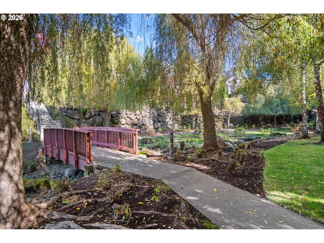 3880 SUMMERLINN Dr, West Linn, OR 97068