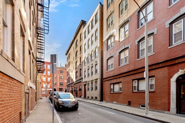 10 Henchman St 2R, Boston, MA 02113