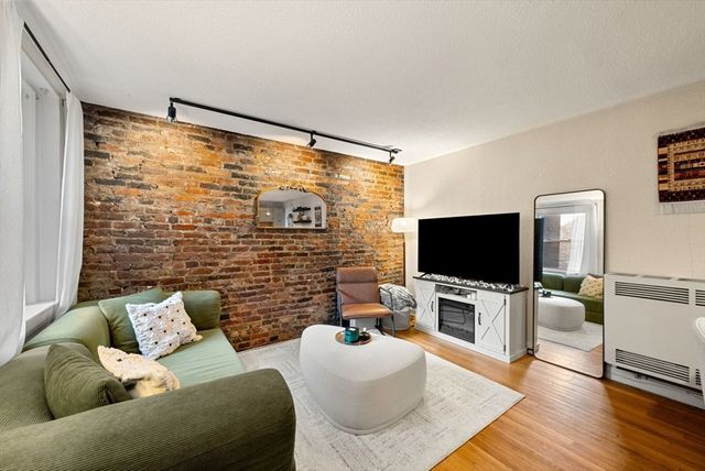 10 Henchman St 2R, Boston, MA 02113