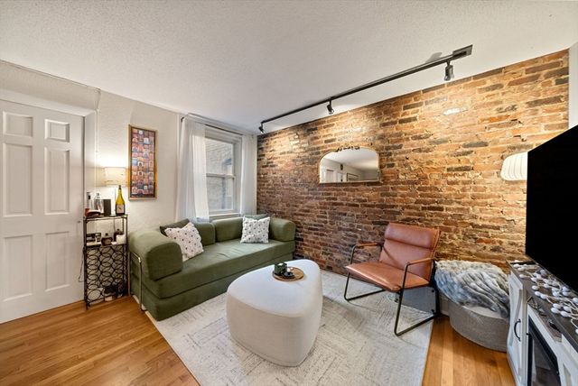 10 Henchman St 2R, Boston, MA 02113