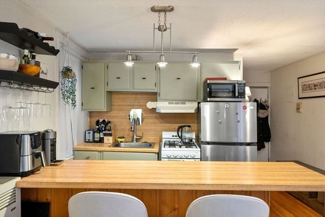 10 Henchman St 2R, Boston, MA 02113
