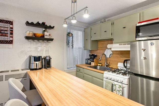 10 Henchman St 2R, Boston, MA 02113