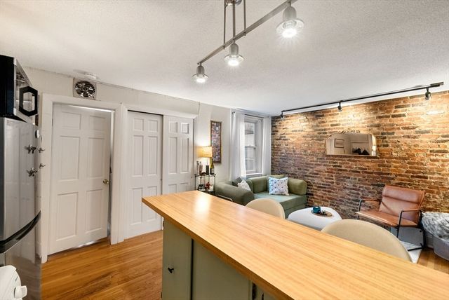 10 Henchman St 2R, Boston, MA 02113