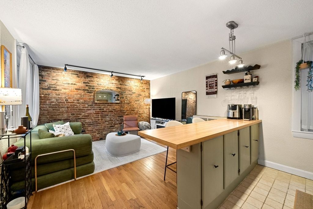 10 Henchman St 2R, Boston, MA 02113