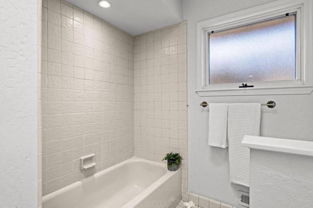 1574 Barnett Cir, Carmichael, CA 95608