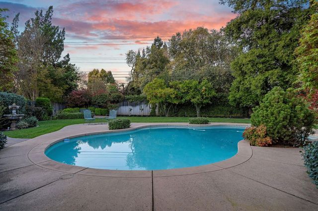 1574 Barnett Cir, Carmichael, CA 95608