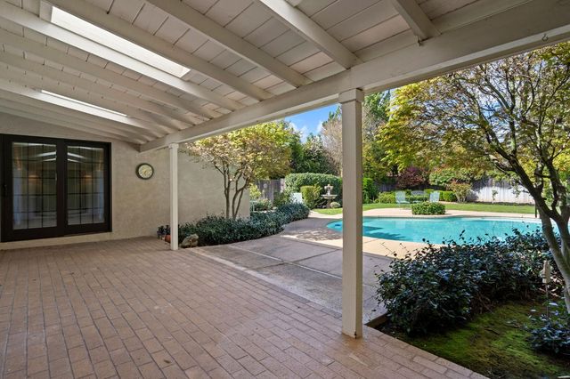 1574 Barnett Cir, Carmichael, CA 95608