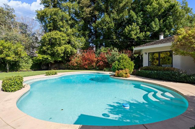 1574 Barnett Cir, Carmichael, CA 95608