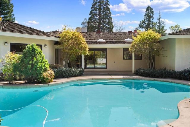 1574 Barnett Cir, Carmichael, CA 95608