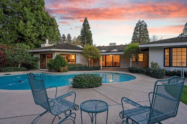 1574 Barnett Cir, Carmichael, CA 95608