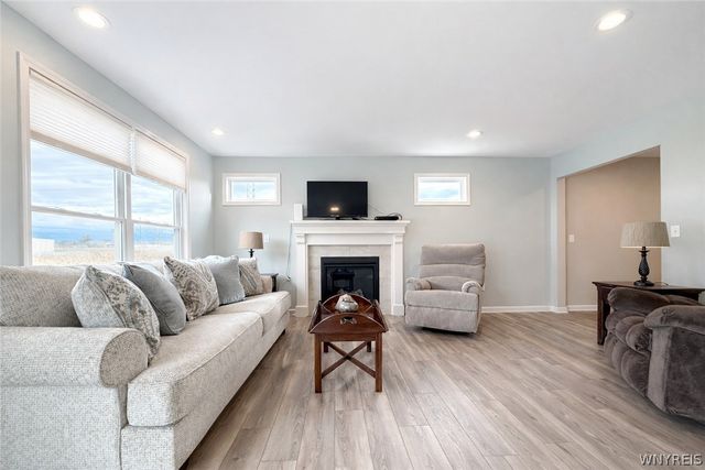 902 Carriage Lane, West Seneca, NY 14224