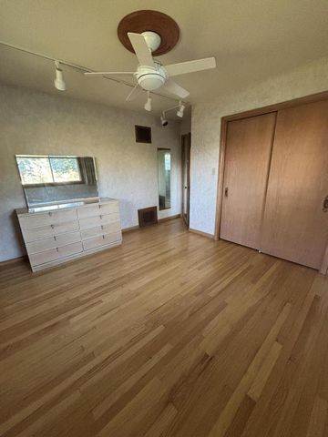 1701 W Donges Bay ROAD, Mequon, WI 53092