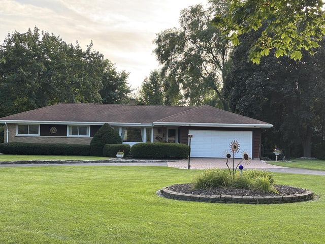 1701 W Donges Bay ROAD, Mequon, WI 53092