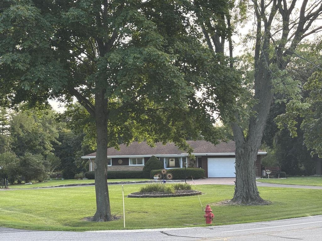 1701 W Donges Bay ROAD, Mequon, WI 53092