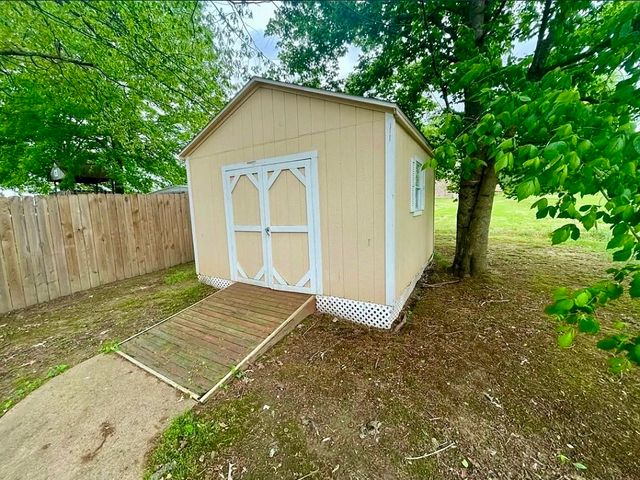 208 Greenwood Dr, Paris, TN 38242