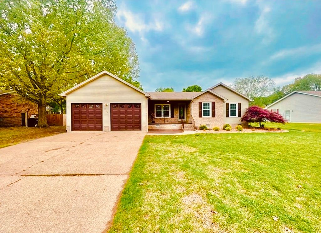 208 Greenwood Dr, Paris, TN 38242