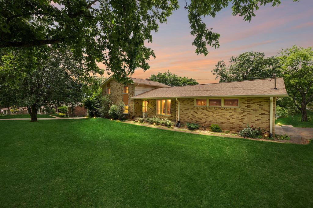 230 Riverwood Dr, Hendersonville, TN 37075