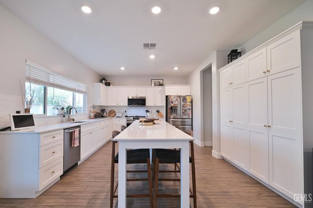 3420 Rustic Woods Lane, Shafter, CA 93263