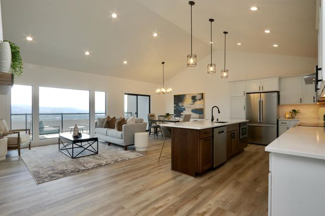 9002 E Clearview Ln, Spokane, WA 99217