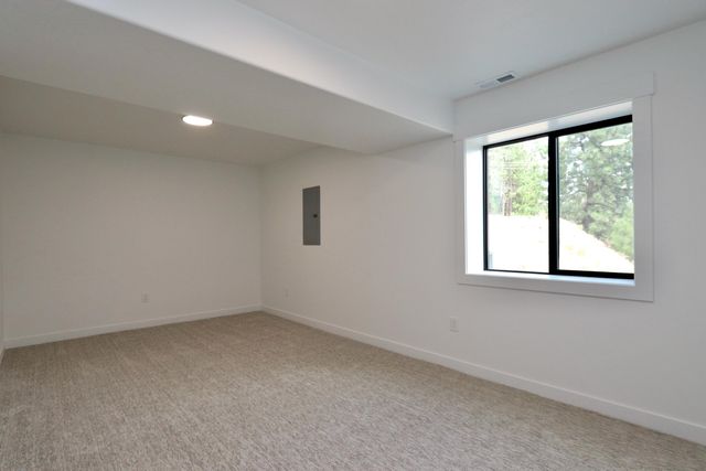 9002 E Clearview Ln, Spokane, WA 99217