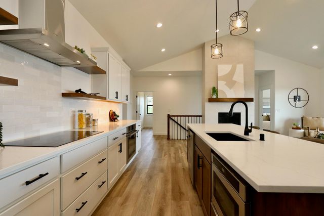 9002 E Clearview Ln, Spokane, WA 99217