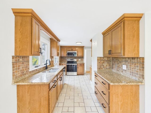 9 Burt St, Acushnet, MA 02743