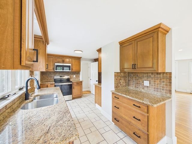 9 Burt St, Acushnet, MA 02743