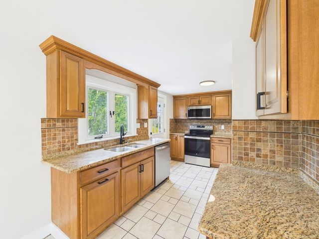9 Burt St, Acushnet, MA 02743