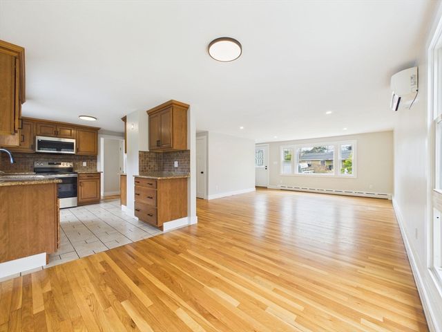 9 Burt St, Acushnet, MA 02743
