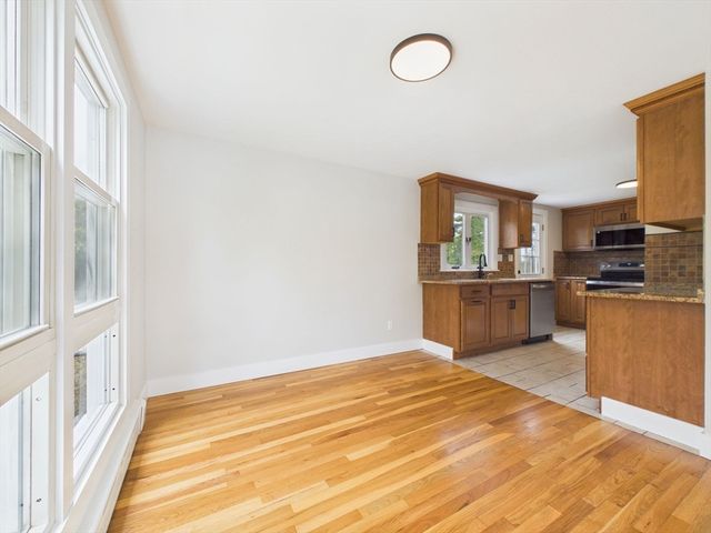 9 Burt St, Acushnet, MA 02743