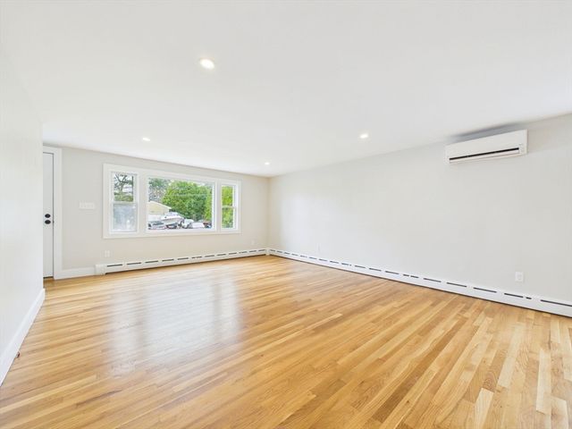 9 Burt St, Acushnet, MA 02743