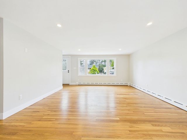 9 Burt St, Acushnet, MA 02743