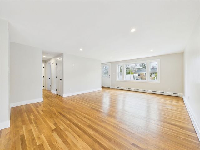 9 Burt St, Acushnet, MA 02743