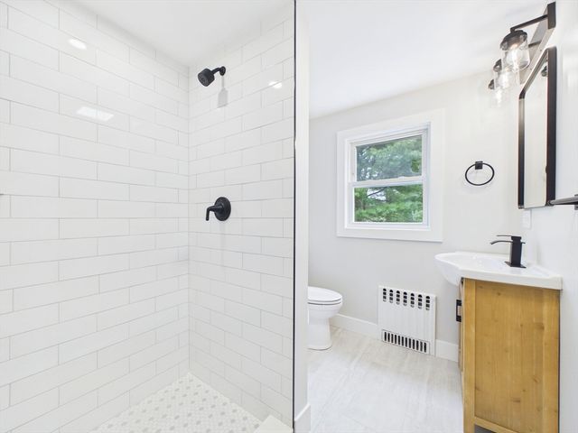 9 Burt St, Acushnet, MA 02743