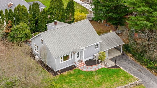 9 Burt St, Acushnet, MA 02743