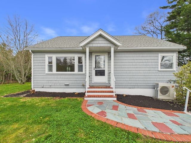 9 Burt St, Acushnet, MA 02743