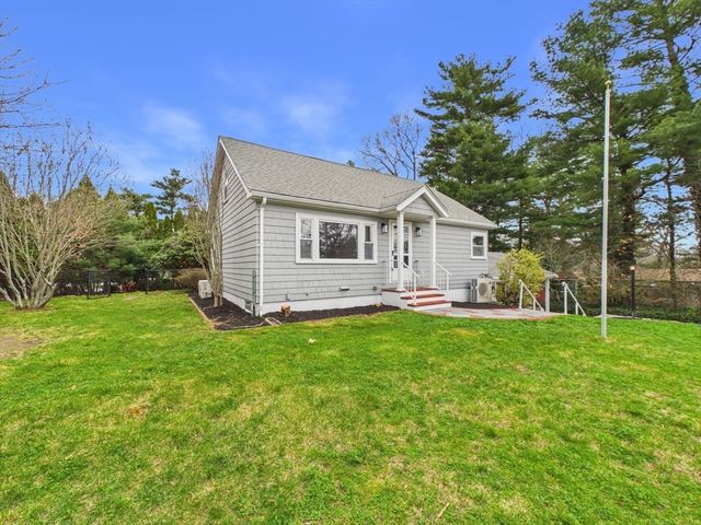 9 Burt St, Acushnet, MA 02743