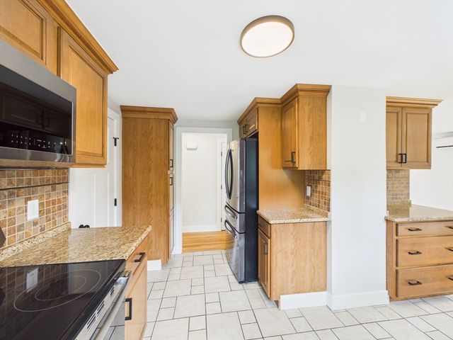 9 Burt St, Acushnet, MA 02743