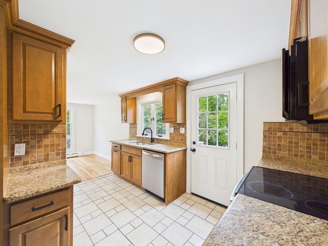 9 Burt St, Acushnet, MA 02743