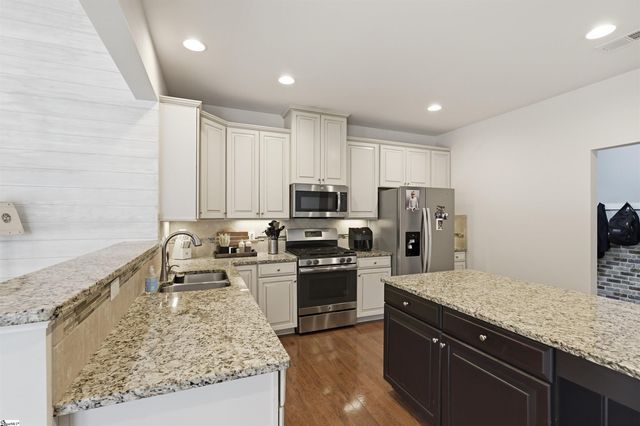 463 Shoreline Boulevard, Boiling Springs, SC 29316