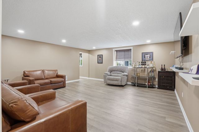 2567 SE Fox Valley Drive, West Des Moines, IA 50265